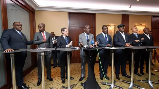 Bwana Fayulu (uri hagati imbere y'indangururamajwi) ubwo yari mu kiganiro n'abanyamakuru gihuriweho ku cyumweru, amaze kugenwa nk'umukandida w'abatavuga rumwe na leta ya Kongo