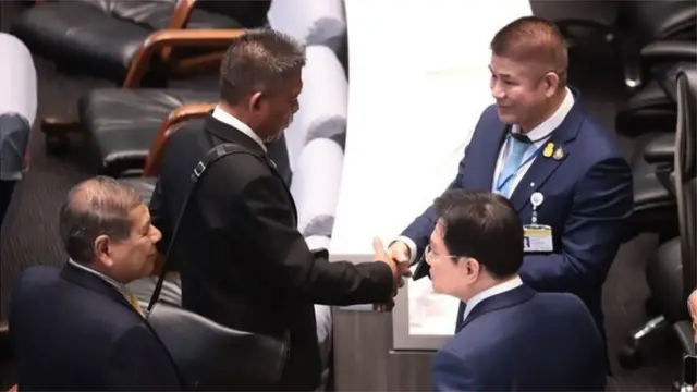 ส.ส. รัฐบาลแสดงความยินดีกับ ร.อ. ธรรมนัส ที่ได้รับความไว้วางใจจากสภาให้ทำหน้าที่ต่อไป หลังเสร็จศึกอภิปรายไม่ไว้วางใจเมื่อ 28 ก.พ. 2563