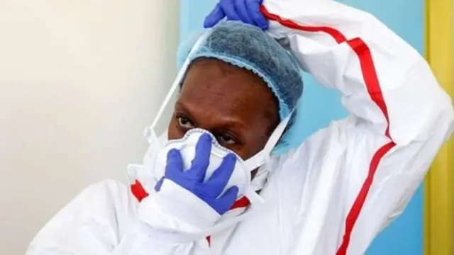 Afisa wa matibabu akivalia barakoi kujilinda dhidi ya virusi vya corona