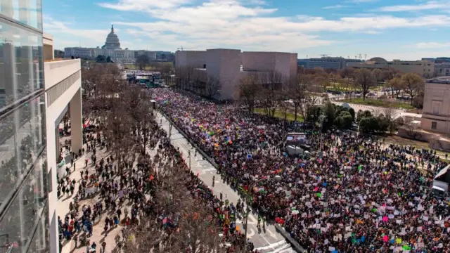 वाशिंगटन में बंदूक़ों के ख़िलाफ उतरे लोग