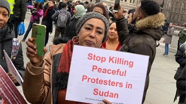 متظاهرة سودانية في لندن لدعم المظاهرات في السودان