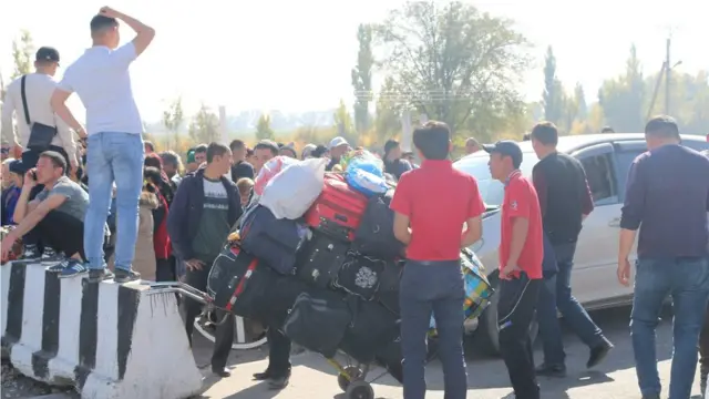 "Кордай" чек ара бекетинде кечээ кечинде кишилер алты сааттай кезек күтүп калганын айтып чыгышкан. Бүгүн дагы унаа тыгындары жана чек арадан өтөм деп келген кишилерди узун кезеги азайган жок.
