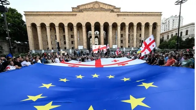 Прапор ЄС біля парламенту у Тбілісі