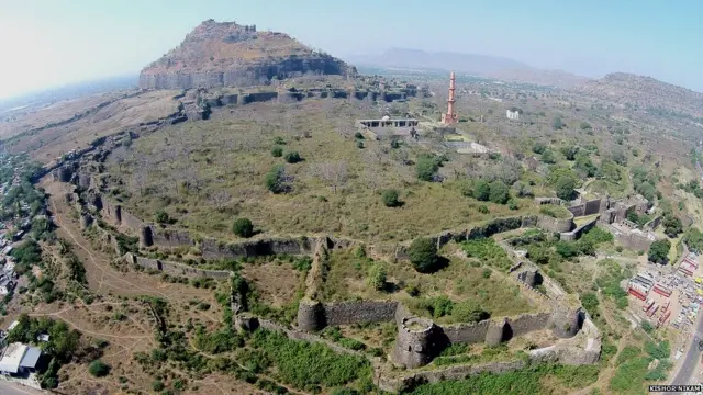 देवगिरी किल्ला ओळखला जातो तो भक्कम तटबंदीसाठी