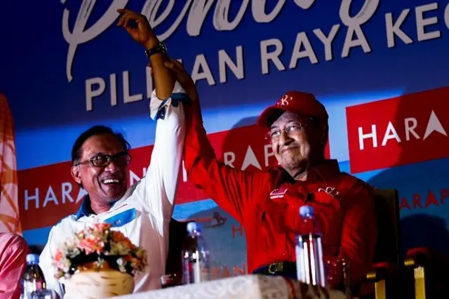Perdana Menteri Malaysia Mahathir Mohamad (kanan) bersama Anwar Ibrahim (kiri) dalam salah satu kampanye pemilu 2018 lalu