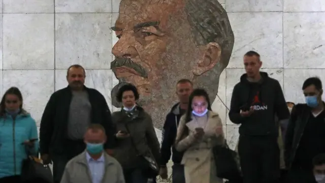 Люди в масках (и без) в московском метро на станции "Библиотека имени Ленина"