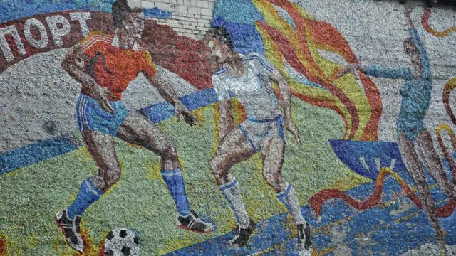 Великі мозаїчні панно зі спортивними сюжетами на території спорткомплексу "СКА" у Львові. Автори - солдати із мистецькою освітою з військової частини.