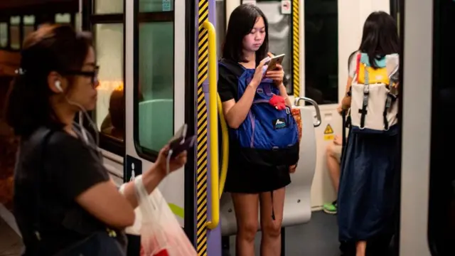 فتاة تتصفح هاتفها المحمول