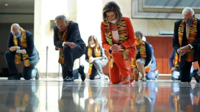 Pelosi y otros líderes demócratas guardando 9 minutos de silencio por la muerte de George Floyd.