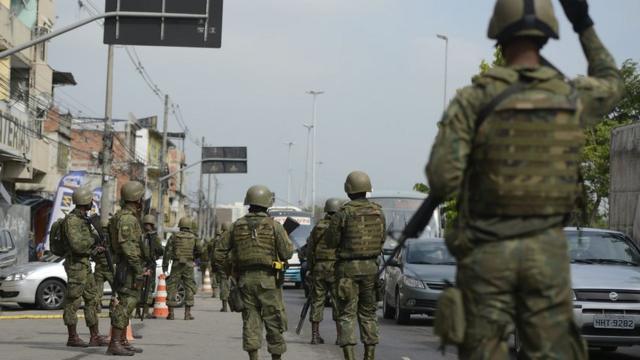 Militares fardados fazem operação na rua