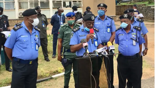 Ileeṣẹ ọlọpaa ipinlẹ Ọyọ sọ pe oṣiṣẹ ọlọpaa ti Sunday fi ẹsun kan wi pe o ṣi awọn silẹ ti n foju wina ibawi.