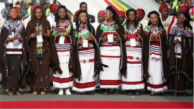 Des danseuses éthiopiennes prennent part à l'accueil du président érythréen à Addis Abeba.