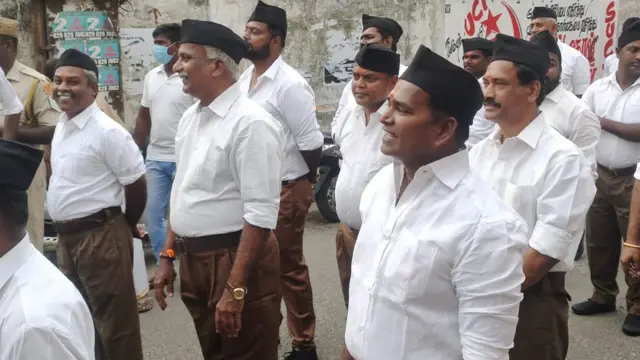 காந்தி நினைவு நாளை ஒட்டி புதுவையில் நடந்த ஊர்வலத்தில் ஆர்.எஸ்.எஸ். சீருடையில் பங்கேற்ற அமைச்சர் சாய் சரவணன் உள்ளிட்டோர்.