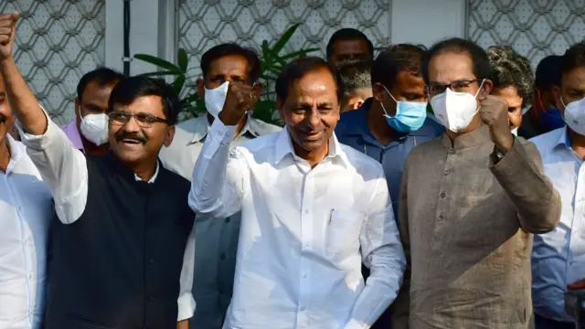 शिंदे-फडणवीसांवर संजय राऊतांची टीका, पण त्यामुळे उद्धव ठाकरेंचीच कोंडी?