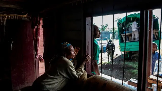 Man dey look as dem dey comot paper to take do voting for Cameroon elections