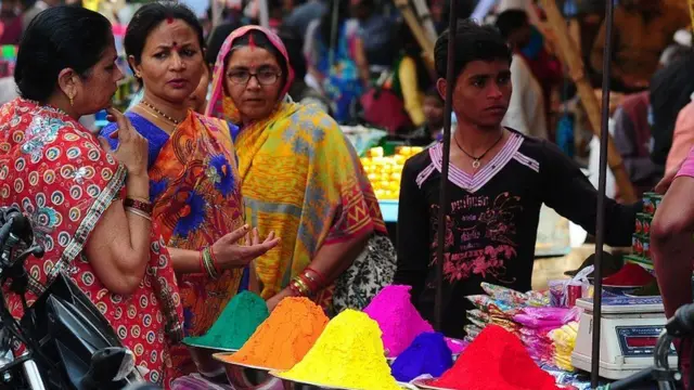 બજારમાં ખરીદી કરી રહેલી મહિલાઓની તસવીર