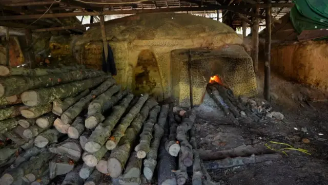 Aktivitas tungku arang disebut telah berlangsung sejak tahun 1909. Jejak usaha arang juga telah tercatat sejak 1949 dengan keluarnya izin produksi arang mangrove.