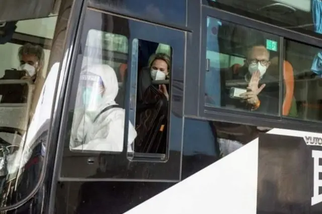 เจ้าหน้าที่องค์การอนามัยโลกบนรถบัส