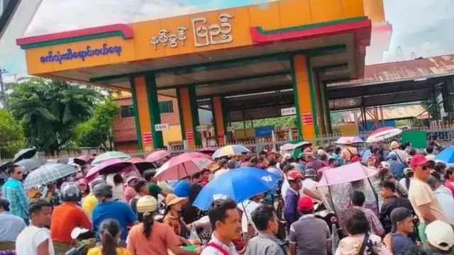 ရှမ်းပြည်နယ် မြို့တစ်မြို့ ကဆီဆိုင် ရှေ့က လူအုပ်ကြီး