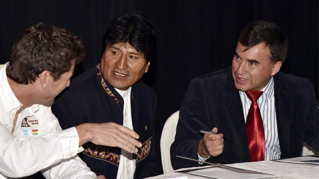 Evo Morales, ao centro, e Juan Ramon Quintana, à direita,roleta turbo roulette2016