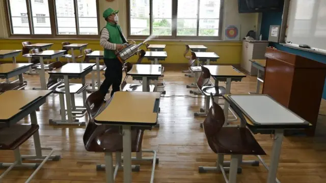 စာသင်ခန်းတွေမှာ ထိုင်ခုံတွေကို ခပ်ခွာခွာအနေအထားပြင်ဆင်ထားပါတယ်။