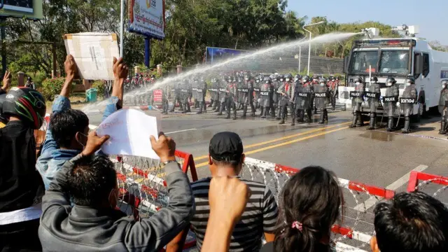 మియన్మార్‌లో నిరసనకారులపై పోలీసులు వాటర్ క్యానన్లు ప్రయోగించారు