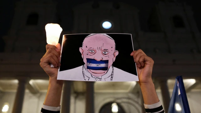 Protesta contra el silencio del Vaticano ante los problemas de la Iglesia católica en Nicaragua.