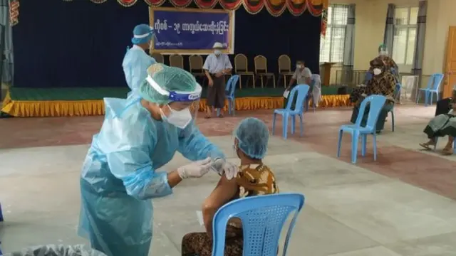 စစ်ကောင်စီ က မုံရွာမြို့တွင်ကာကွယ်ဆေး ထိုးပေးနေစဥ်