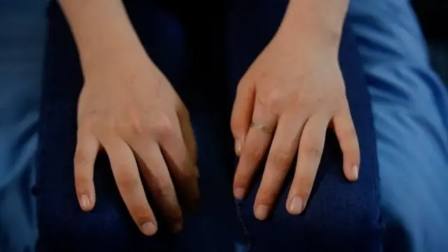 එක්තරා කඳු මුදුනකට නැගීමට පැය පහක් ගත විය. ඒ දුෂ්කර ගමනේ දී ජියුන්ගේ දෑතේ සීරීම් සළකුණු