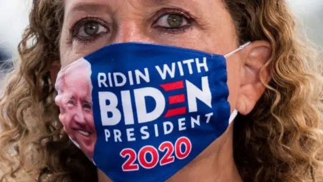 ਮਾਸਕ ਪਏ ਇੱਕ ਅਮਰੀਕੀ ਔਰਤ