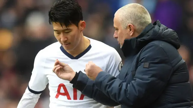 Jose Mourinho, l'entraîneur de Tottenham, en pleine discussion avec son attaquant Son Heung-min.