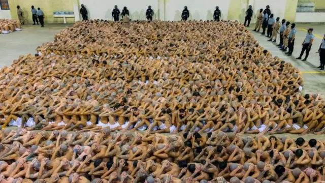 Vlada Salvadora objavljuje fotografije, poput ove iz 2023. godine, da prmoviše borbu protiv bandi