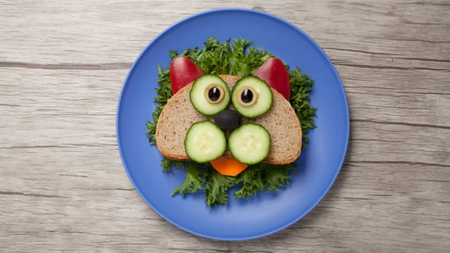 Sánduich con ojos y orejas de verdura