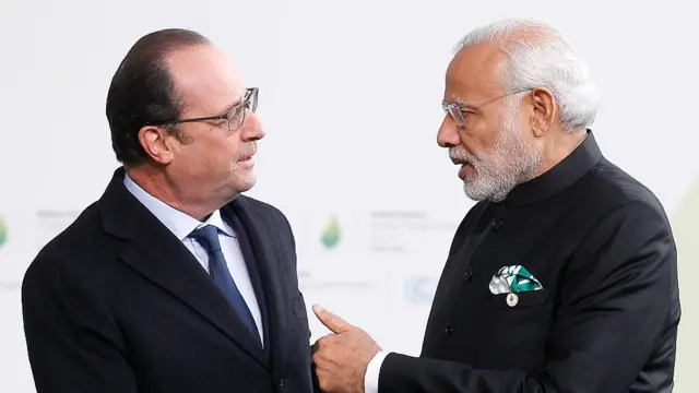 2015માં ફ્રાન્સમાં યોજાયેલ COP21 કૉન્ફરન્સમાં ભારતના વડા પ્રધાન નરેન્દ્ર મોદી અને ફ્રાન્સના તત્કાલીન રાષ્ટ્રપતિ ફ્રાન્સવા ઓલાંદ