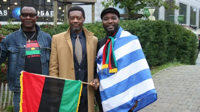 Chika Edoziem nọ n'etiti ndị Ipob ọzọ na Foto a