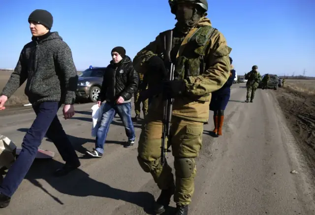 Київ звинувачує Москву у небажанні проводити обміни полонених на Донбасі. Кремль це заперечує й каже, що обміни зриває українська сторона