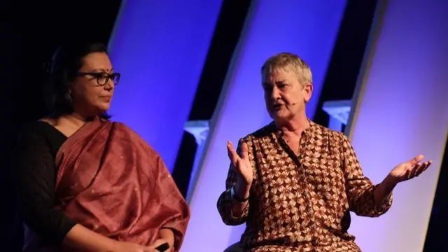 உரையாடல் அமர்வில் சுப்புலட்சுமி நந்தி மற்றும் மார்லிங் வேரிங்