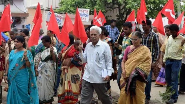 గత 47 ఏళ్లలో వరవర రావు తనపై మోపిన 25 కేసుల్లో నిర్దోషిగా విడుదల అయ్యారని ఆయన కుమార్తెలు చెప్పారు