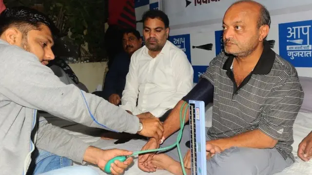 મહેશ સવાણીનું શુગર ઓછું થતાં તેમને હૉસ્પિટમાં દાખલ કરવામાં આવ્યા હતા