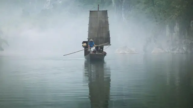 عرض فيديو "عشرة آلاف موجة" للفنان اسحاق جوليان