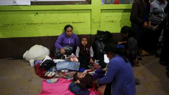 Родини, чиї домівки зруйнував вулкан, розмістили у тимчасових притулках