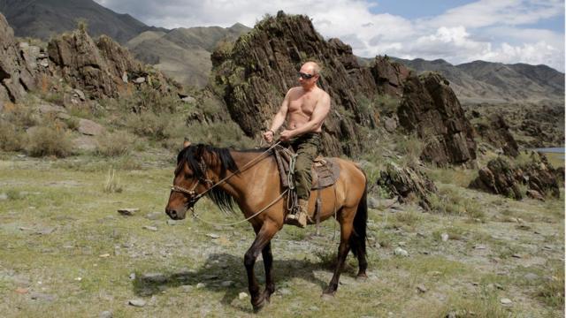 苏联克格勃出身的普京喜欢柔道、骑马，塑造硬汉形象。