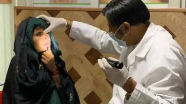 జర్కాను పరీక్షిస్తున్న డాక్టర్ జల్మాయి