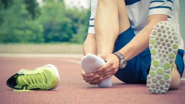 Una persona se queja de una lesión