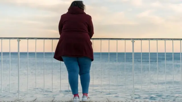 Bir olomon erkaklar navbatma-navbat bitta mushukchaga tushdi. Onlayn tomosha qiling. Qizlar lavaboga siyishadi