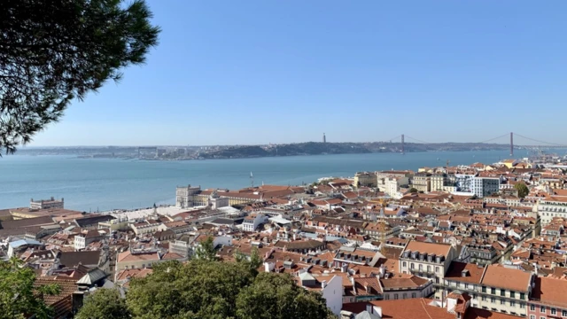 vistathe ultimate 5 slotLisboa, com casas e rio Tejo ao fundo