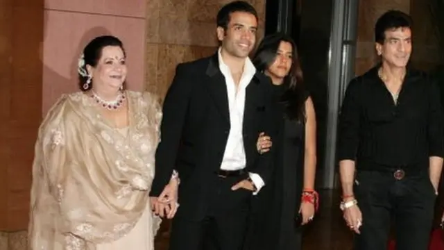 પરિવાર સાથે ઊભેલા જમણી તરફ સૌથી પહેલા ઊભેલા જીતેન્દ્રની પ્રતિકાત્મક તસવીર