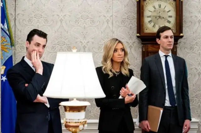 นิค ลูนา (ซ้าย) ผู้ช่วยนายทรัมป์ที่ติดเชื้อโควิด-19