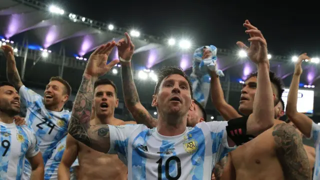 লিওনেল মেসি ও তাঁর দল গ্যালারির যে কোণে আর্জেন্টিনার দর্শকরা ছিলেন সেখানে আনন্দে শামিল হচ্ছেন