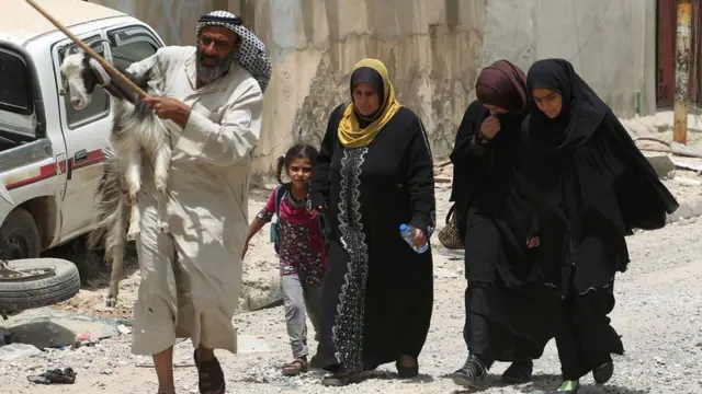 Musul'un batısını terk eden siviller